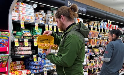 Una persona comprando en un supermercado de Chicago.