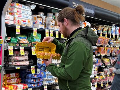 Una persona comprando en un supermercado de Chicago.