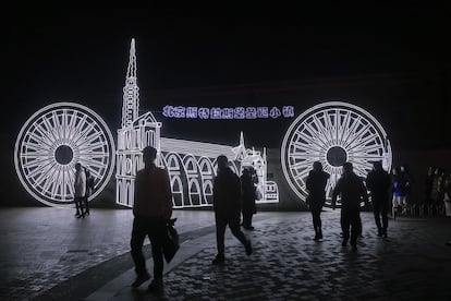 Adornos navideños en un centro comercial de Pekín.