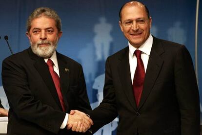 Lula da Silva y Geraldo Alckmin se saludan antes del debate.