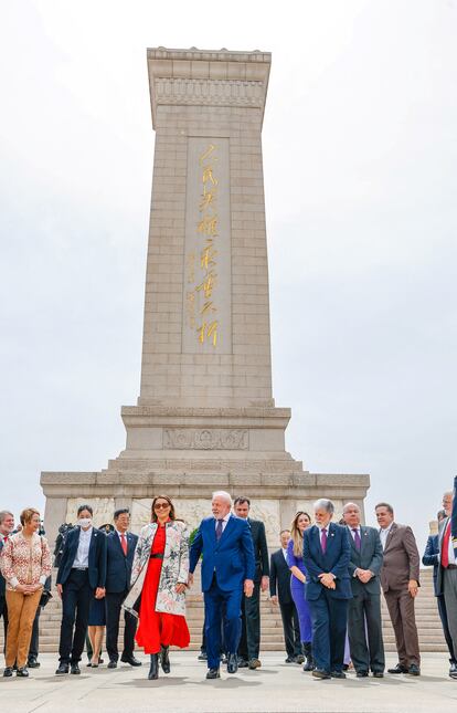 Lula da Silva y su esposa, Rosangela da Silva, en la plaza de Tiananmen, este viernes. 