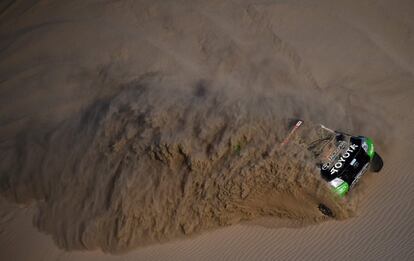 El piloto japons Akira Miura y el copiloto francs Laurent Licht Leuchtet, de Toyota, compiten durante la quinta etapa del Rally Dakar 2018 entre San Juan De Marcona y Arequipa en Per, el 10 de enero de 2018.