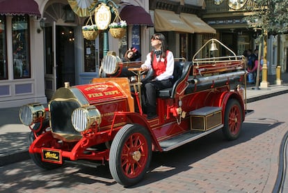 Un coche de época recorre Maine Street USA, la zona de compras y ocio abientada en los Estados Unidos de principios del siglo XX.