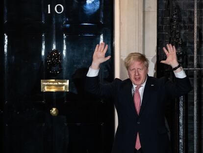 El primer ministro Johnson, a la puerta de su residencia en Londres, este jueves.