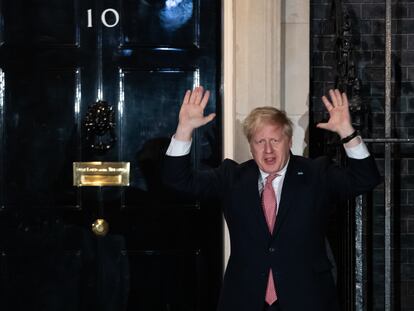 El primer ministro Johnson, a la puerta de su residencia en Londres, este jueves.