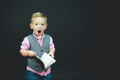 Un niño se sorprende al leer.