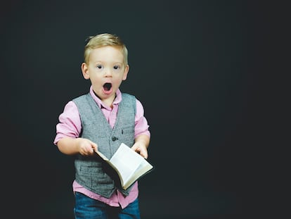 Un niño se sorprende al leer.