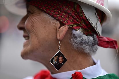 Cientos de autobuses han trasladado a personas de todo el país, muchas de ellas con las tradicionales vestimentas de los pueblos originarios. En la imagen, una partidaria de López Obrador porta unos aretes con la imagen del mandatario. 