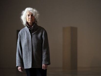 Simone Forti, ayer en el Reina Sofía. Al fondo, una escultura de Robert Morris.