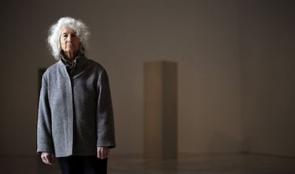 Simone Forti, ayer en el Reina Sofía. Al fondo, una escultura de Robert Morris.