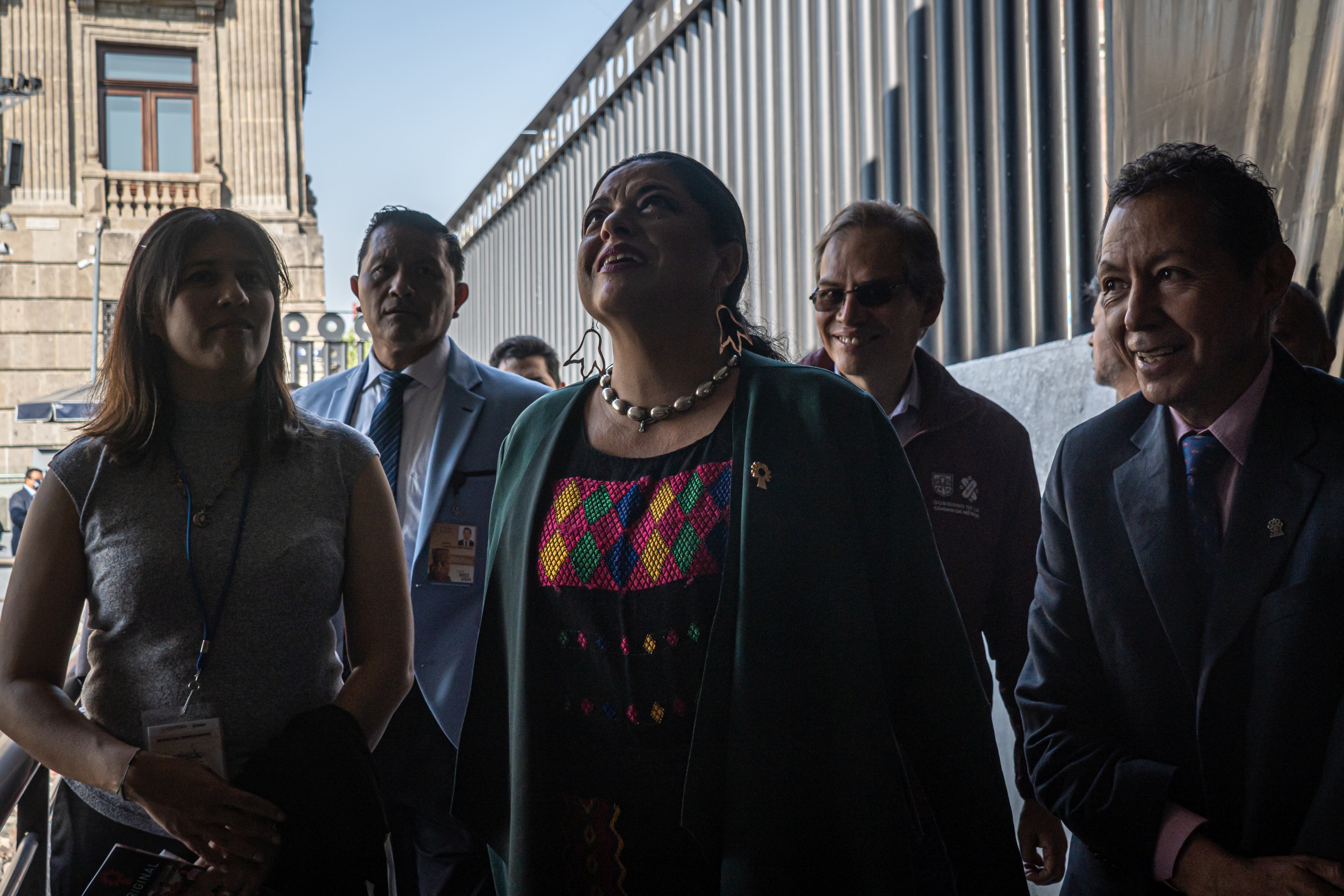 Secretaria de Cultura del Gobierno de México, Alejandra Frausto Guerrero, junto a Patricia Ledezma Bouchan, Directora del Museo Templo Mayor y el Antropólogo Jose Luis Perea González, mirando el techo de Casa de las Águilas