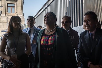 Secretaria de Cultura del Gobierno de México, Alejandra Frausto Guerrero, junto a Patricia Ledezma Bouchan, Directora del Museo Templo Mayor y el Antropólogo Jose Luis Perea González, mirando el techo de Casa de las Águilas