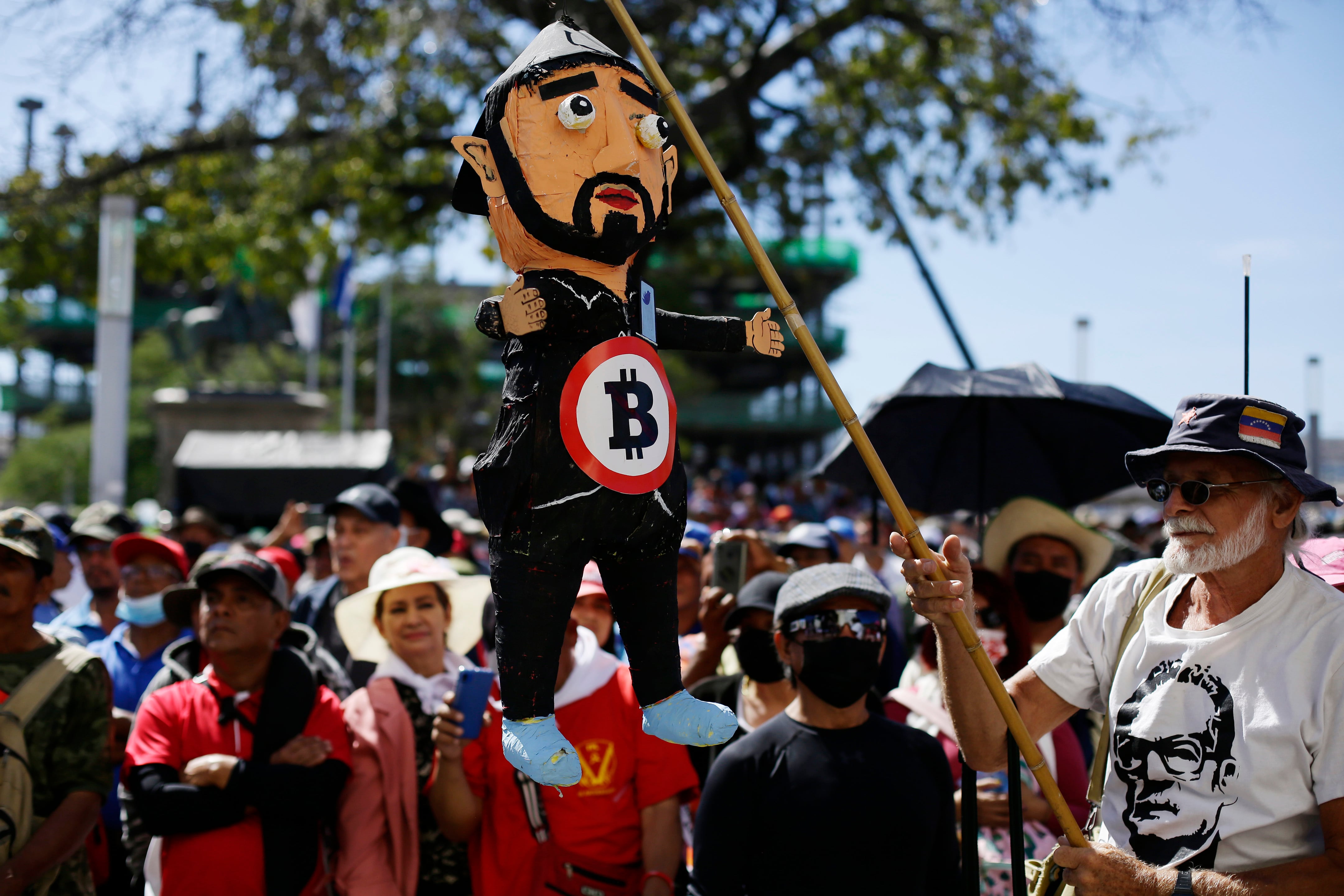 Un excombatiente guerrillero sostiene un muñeco alusivo al presidente salvadoreño, Nayib Bukele, el 15 de enero en San Salvador (El Salvador).