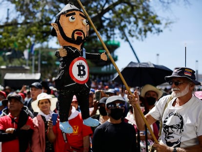 Un excombatiente guerrillero sostiene un muñeco alusivo al presidente salvadoreño, Nayib Bukele, el 15 de enero en San Salvador (El Salvador).