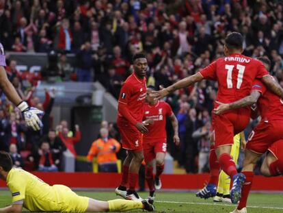 Jogadores do Liverpool comemoram gol.