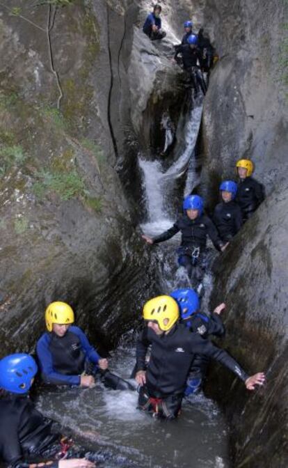 Practicantes del barranquismo en el Pirineo de Lleida.