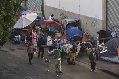 Barracas de camping bloqueiam as calçadas da rua Seis, em Skid Row, no centro de Los Angeles.