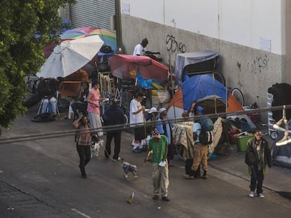 Barracas de camping bloqueiam as calçadas da rua Seis, em Skid Row, no centro de Los Angeles.