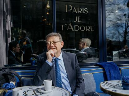 Ximo Puig, en una típica 'brasserie' en Paris.