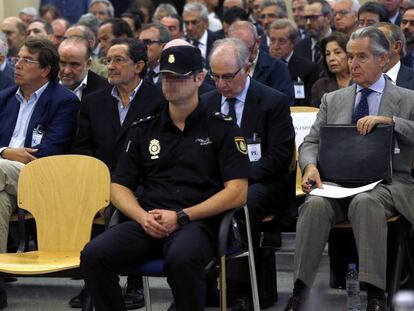 Rodrigo Rato (second row, second from right) inside the Audiencia Nacional.