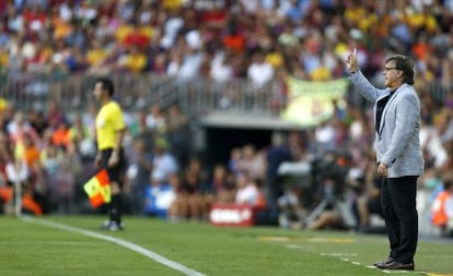 Tata Martino da instrucciones a sus jugadores.