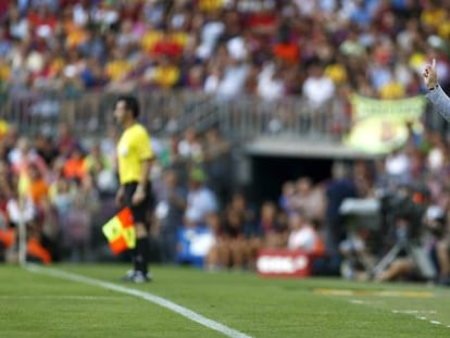 Tata Martino da instrucciones a sus jugadores.