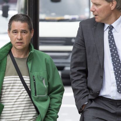 R.UNIDO ETA:GR063. LONDRES, 23/06/204.- El histórico etarra Antonio Troitiño llegó hoy al Tribunal de Magistrados de Westminster, en Londres, para el comienzo de un nuevo proceso de extradición a España, donde es requerido por integración en el aparato logístico de ETA. El etarra, vestido con pantalones rojos y cazadora verde, llegó al edificio judicial aparentemente relajado, acompañado por sus abogados. Durante el proceso de extradición, la Fiscalía, en representación del Estado español, y la defensa expondrán sus argumentos. Para Troitiño, de 56 años, este es un nuevo proceso de extradición tras haber sido detenido una segunda vez en Londres el pasado 13 de febrero cuando estaba en libertad condicional, por nuevos cargos imputados por la Justicia española. EFE/Daniel Leal-Olivas