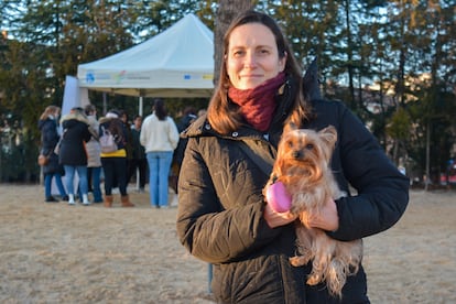 Virginia Briceño y su perra Moa, en el curso de educación canina en Fuenlabrada, el 25 de enero de 2025.