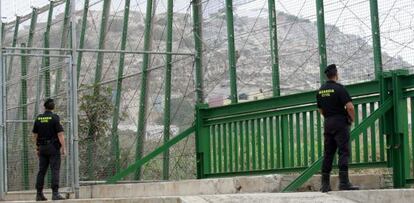 Dos guardias civiles en el per&iacute;metro fronterizo de Melilla. 