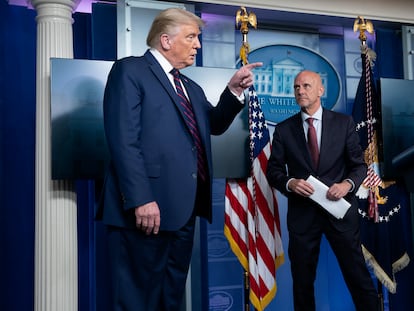 El presidente estadounidense, Donald Trump, junto al jefe de la FDA, Stephen Hahn, el domingo en la Casa Blanca.