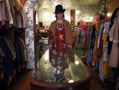 Cristina Guisado en su tienda Pepita is Dead rodeada de ropa 'vintage' sin usar.