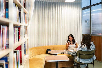 La Americana ofrece venta y libros de consulta para leer en sus espacios.