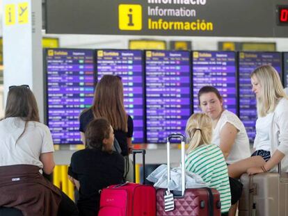 Un grupo de turistas en el aeropuerto de El Prat.