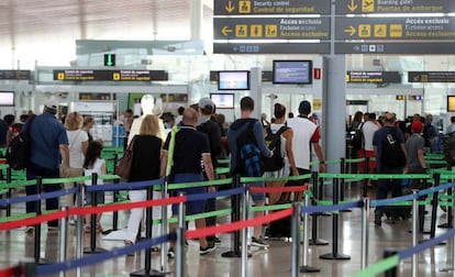 Los trabajadores de tierra de Iberia en El Prat mantienen este fin de semana una huelga para protestar por la sobrecarga de trabajo.