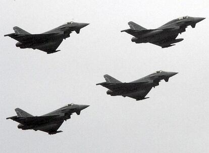 Aviones de combate surcan el cielo de León
