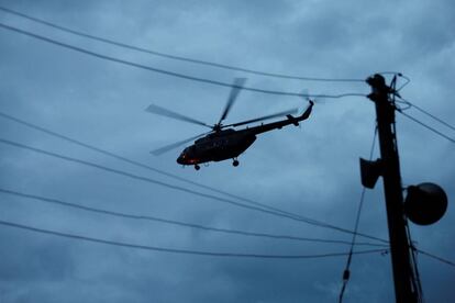 Helicóptero militar faz o transporte de alguns dos meninos resgatados neste domingo, 8