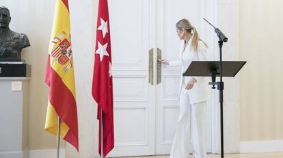 Cristina Cifuentes tras la rueda de prensa en la que anunció su dimisión.