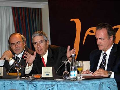 Leopoldo Fernández Pujals, en el centro, durante el anuncio de su entrada en el capital de Jazztel.