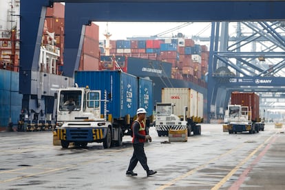 Contenedores en el puerto de Jakarta, Indonesia.