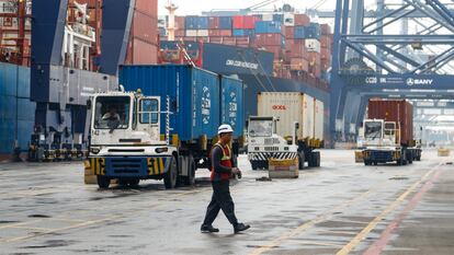 Contenedores en el puerto de Jakarta, Indonesia.