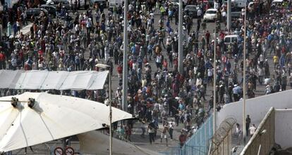 Centenares de porteadores marroqu&iacute;es en la frontera del Tarajal que separa Ceuta de Marruecos.