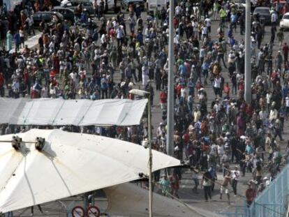 Centenares de porteadores marroqu&iacute;es en la frontera del Tarajal que separa Ceuta de Marruecos.