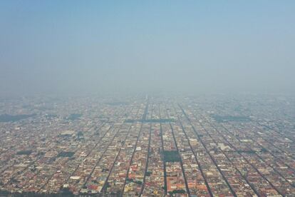 Vista aérea de la contaminación del aire en Puebla (México), el 16 de mayo de 2019. Una capa gruesa de smog envuelve la ciudad de Puebla, a unos 100 km al sureste de la Ciudad de México, que ha declarado una alerta de contaminación del aire debido a las decenas de incendios forestales.