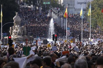 Decenas de miles de personas marchan a favor de la sanidad pública a su llegada a la plaza de Cibeles. 