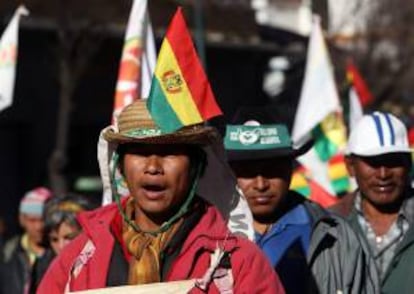 Indígenas marchan el pasado 29 de junio de 2012, por una calle del centro de La Paz (Bolivia) hasta la plaza Murillo donde están el Palacio de Gobierno y el Parlamento, después dos meses de caminata desde la Amazonía en defensa de la reserva natural Tipnis.