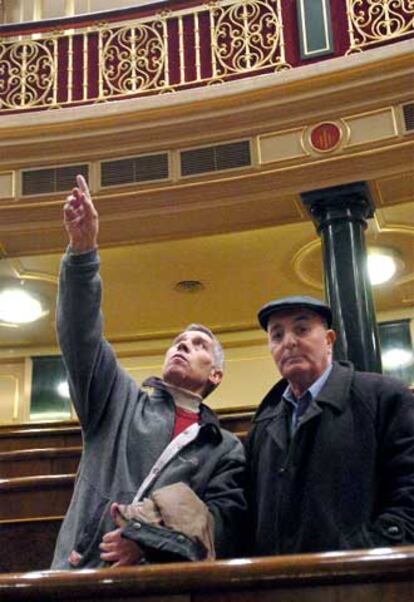 Un hombre comprueba hoy el estado del techo del hemiciclo durante la IX edición de las jornadas de puertas abiertas del Congreso de los Diputados.