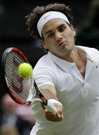 Roger Federer devuelve un golpe.