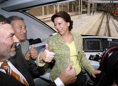 La ministra de Fomento, Magdalena Álvarez, junto al presidente del Administrador de Infraestructuras Ferroviarias, Antonio González (izqda.), y el delegado del Gobierno en Andalucía, Juan José López Garzón, en la entrada a la estación de Málaga del tren de pruebas.