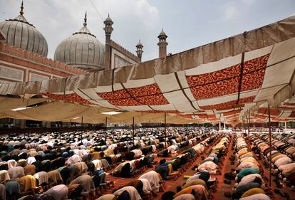 Muçulmanos indianos durante as orações na mesquita de Jama em Nova Déli, em 4 de julho de 2014.