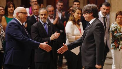Salutació entre Baiget i Puigdemont aquest dimarts.